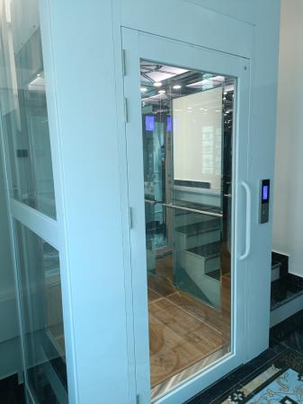 Thang Máy Cửa Mở Bản Lề