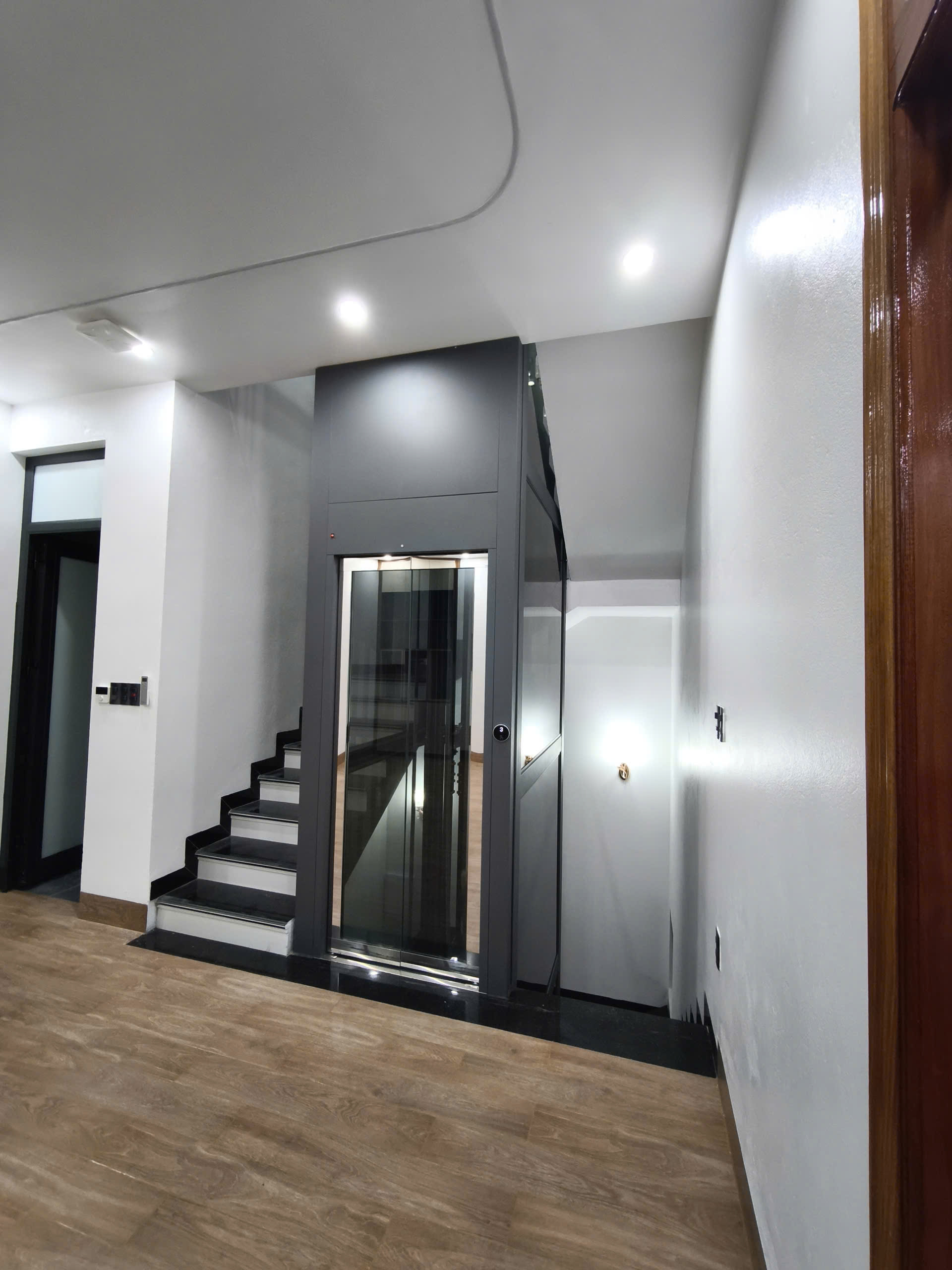 Bàn giao thang máy tải khách (loại không phòng máy) tại Vĩnh Bảo, Hải Phòng