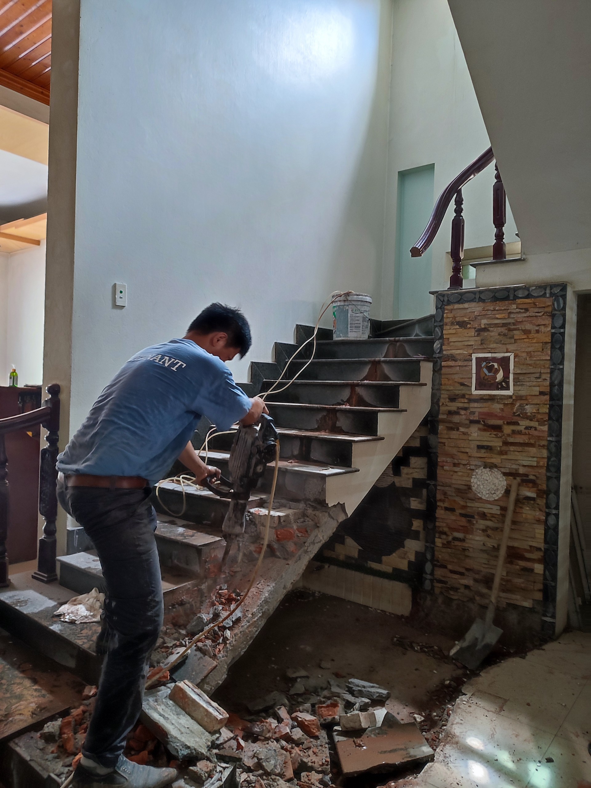Cải tạo cầu thang bộ để làm thang máy