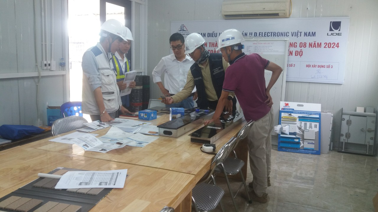 Chốt phương án và duyệt mẫu thang máy tải hàng với chủ đầu tư