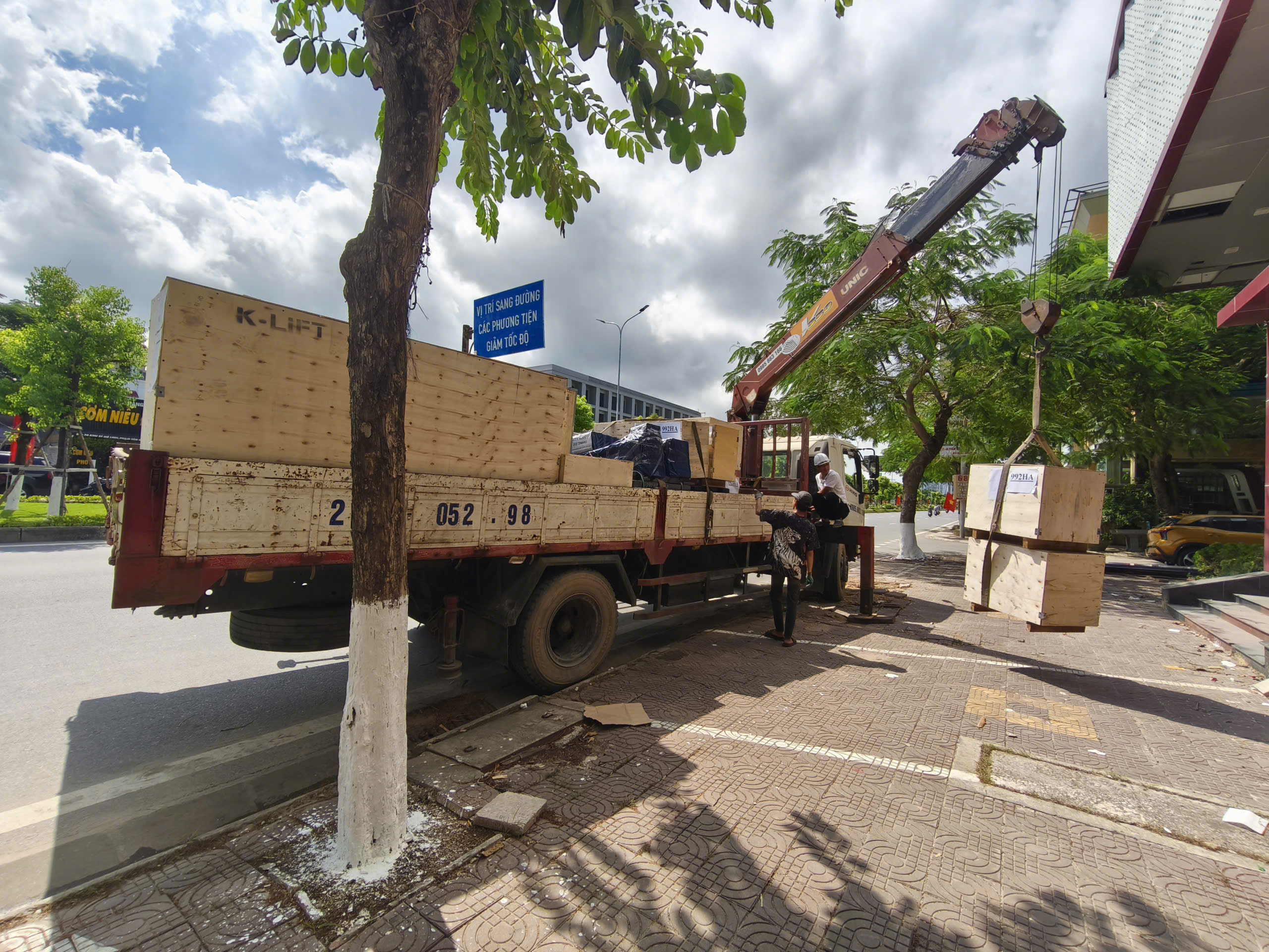 TẬP KẾT THIẾT BỊ THANG MÁY TẢI HÀNG TẢI TRỌNG 2000KG, 3ST