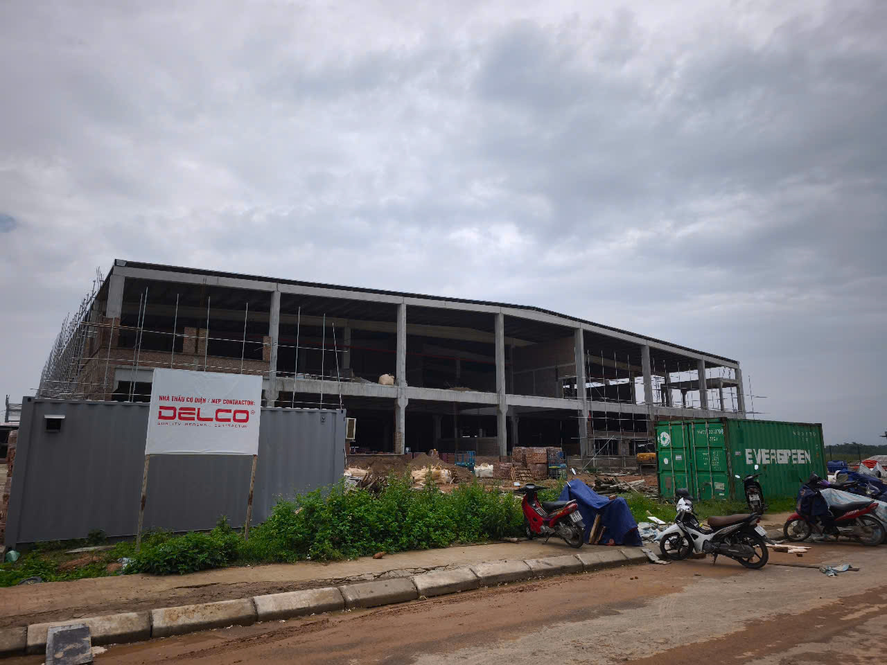 Tập kết thiết bị thang máy tại công trình Phú Thọ (Vĩnh Phúc)