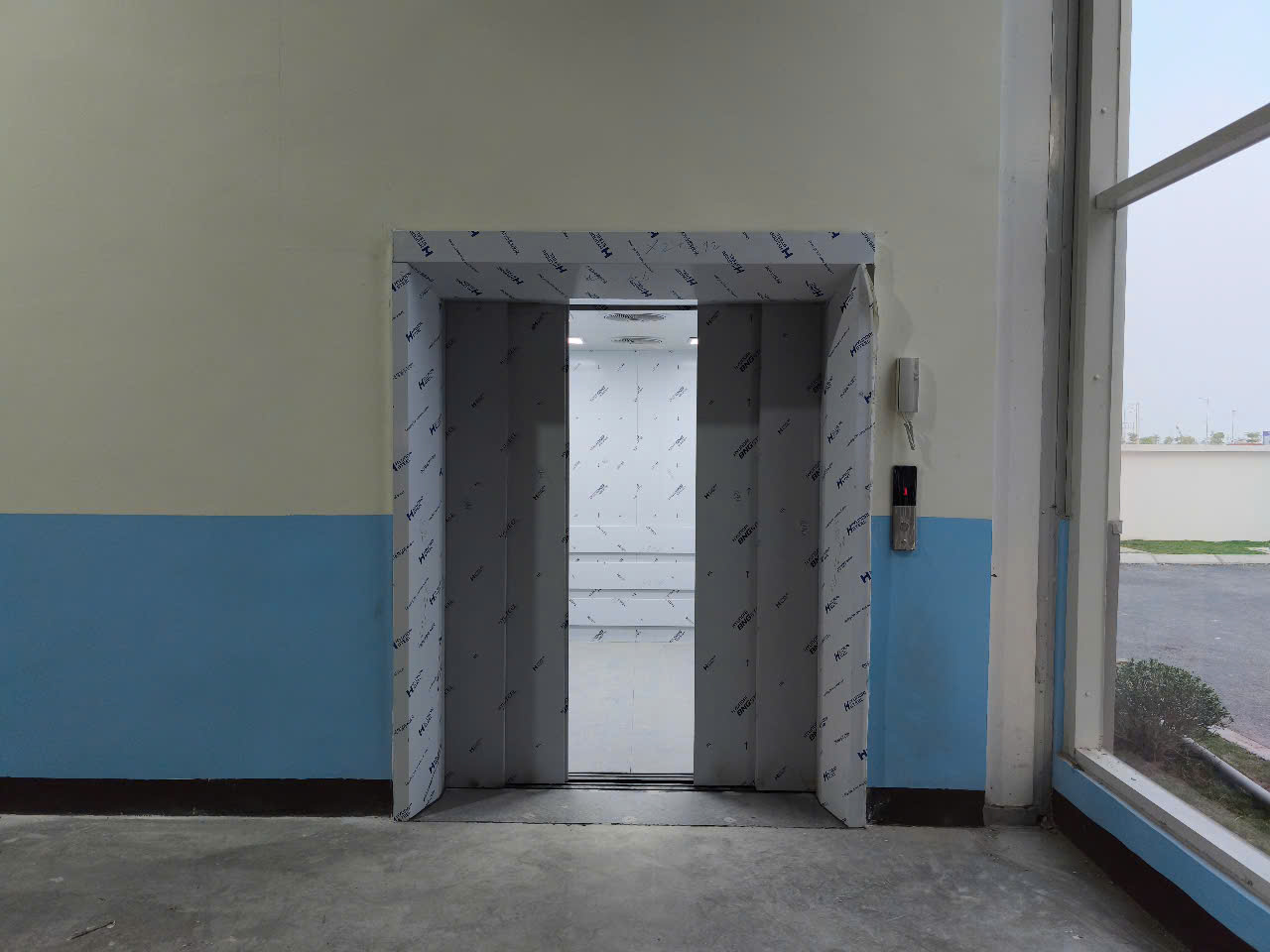 Bàn giao dự án thang máy tải hàng kèm người tại Công ty TNHH Huaping Việt Nam